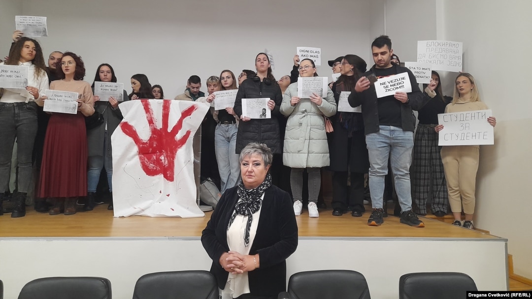 Dekanka Filozofskog fakulteta u Nišu Nataliju Jovanović sa studentima koji su započeli blokadu fakulteta, 6. decembar 2024.