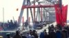 Советские войска переходят границу Афганистана с Узбекской ССР в районе Термеза, 15 февраля 1989 года. 