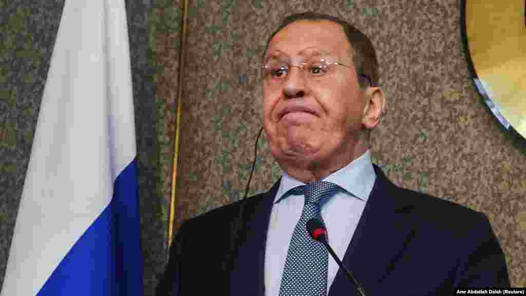 УКРАИНА / РУСИЈА -&nbsp;Рускиот министер за надворешни работи Сергеј Лавров изјави дека главна цел на Москва е да ја собори владата на украинскиот претседател Володимир Зеленски, додека Москва продолжува да бомбардира градови низ Украина. Изјавата на Лавров доаѓа додека Украина се обидува да го продолжи извозот на жито од нејзините црноморски пристаништа со новиот договор со Москва кој беше потпишан по рускиот напад врз Одеса во текот на викендот.