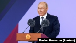 Vlagyimir Putyin orosz elnök beszédet mond az Army-2022 haditechnikai fórum megnyitó ünnepségén a moszkvai Patriot kongresszusi és kiállítási központban 2022. augusztus 15-én