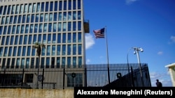 Radnik obezbjeđenja ispred američke ambasade u Havani (arhivska fotografija)