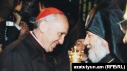 Аргентина - Кардинал Берголио и Католикос всех армян Гарегин Второй в армянской церкви Буэнос-Айреса (архив)