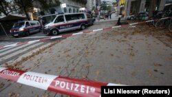 Prizor nakon napada u Beču, 2. novembra 2020., kada je ubijeno četvero, a povrijeđeno više od 20 osoba.