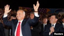 Покойный президент Ислам Каримов и тогдашний премьер-министр Шавкат Мирзияев (справа) на праздновании Дня независимости. Ташкент, 31 августа 2007 год.