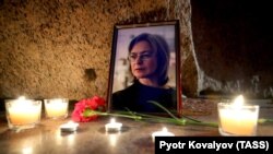 Cvijeće i svijeće u sjećanje na 13. godišnjicu ubistva ruske novinarke Ane Politkovskaje, Sankt Peterburg, 7. oktobar 2019.