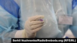 Від початку вакцинальної кампанії, за даними МОЗ, в Україні щеплено 5 413 772 людини, з них повністю імунізовані й отримали дві дози – 3 825 401