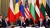 Rumunski predsjednik Klaus Iohannis, poljski predsjednik Andrzej Duda sjede pored američkog predsjednika Joea Bidena, na NATO samitu B9 u predsjedničkoj palači u Varšavi, Poljska, 22. februara 2023.