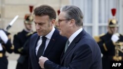 Президент Франції Емманюель Макрон і прем’єр-міністра Великобританії Кір Стармер перед початком неформального саміту європейських лідерів для обговорення ситуації в Україні та європейської безпеки. Париж, 17 лютого 2025 року