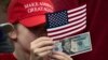 20-долларовая бумажка '2020' с изображением Дональда Трампа во время объявления о том, что нынешний президент будет переизбираться, 18 июня 2019 года, Орландо, Флорида.