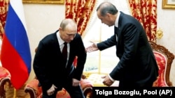 Президент Турции Таип Эрдоган и руководитель России Владимир Путин (слева). Стамбул, 3 декабря 2012 года