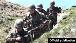 Армянские военнослужащие на границе с Азербайджаном 