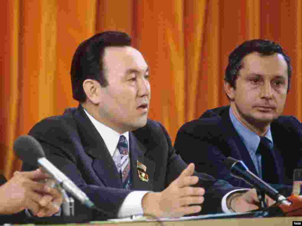 24 апреля 1990 года Верховный совет Казахской ССР принял закон «Об учреждении поста Президента Казахской ССР и внесении изменений и дополнений в Конституцию Казахской ССР». В этот же день Верховный совет на высшую государственную должность избрал 49-летнего Нурсултана Назарбаева. На снимке: Нурсултан Назарбаев (слева) во время пресс-конференции делегации Казахской ССР. Москва, 1981 год.
