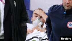 Данскиот играч Кристијан Ериксен беше изнесен на носила од фудбалскиот терен