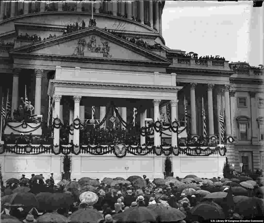 1929-njy ýylyň 4-nji martynda prezident Herbert Guweriň inaugurasiýa çykyşyny diňlemek üçin, Kapitol meýdanynda we üçeklerde ýygnan märeke. Inaugurasiýa dabarasynyň senesi ilkibaşda 4-nji marta bellenildi, emma 1933-nji ýylda Konstitusiýa girizilen düzedişe laýyklykda, geljekde dabaralaryň geçirilmegi 20-nji ýanwara bellenildi.