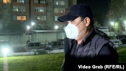 Райымбек Матраимов перед зданием Первомайского райсуда. Город Бишкек, 20 октября 2020 г.