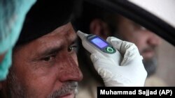 پېښور کې د يو حکومتي کارمند معاينه کېږي 