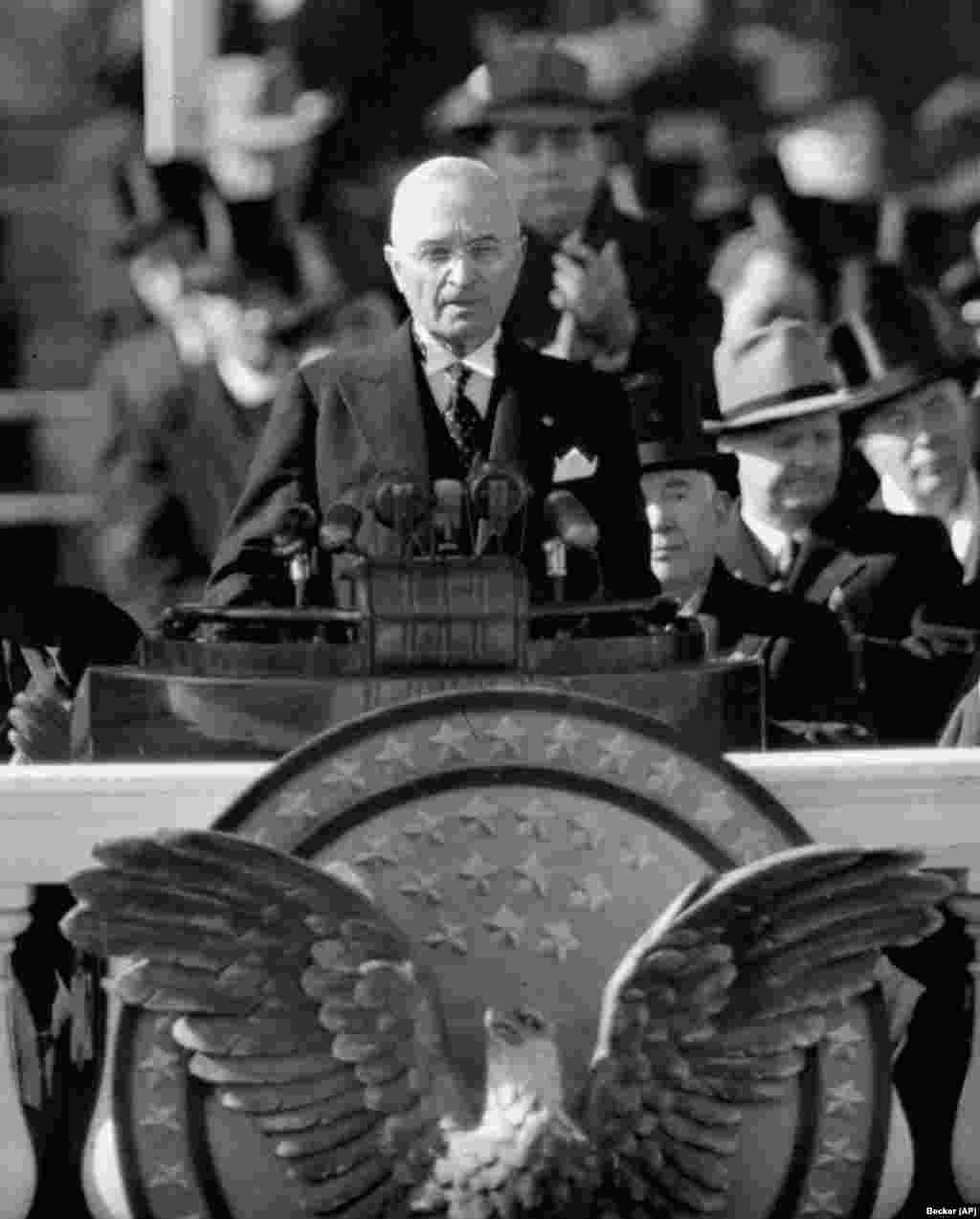 Prezident Garri Truman 1949-njy ýylyň 20-nji ýanwarynda Kapitola ýygnanan mähellä ýüzlenýär. Bu çykyşdan soň Trumanyň ýeke-täk doly möhletlik prezidentlik wezipesi başlandy. Ruzwelt ýolbaşçy wagtynda, ol wise-premýer bolup işledi we 1945-nji ýylyň aprel aýynda Ruzwelt aradan çykandan soň, premýer-ministrlik wezipesiniň gysgaldylan birinji möhletine ýolbaşçylyk etdi. 