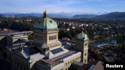 Зградата на швајцарскиот парламент во Берн