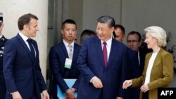 Президент Франции Эммануэль Макрон, председатель КНР Си Цзиньпин и глава Еврокомиссии Урсула фон дер Ляйен (слева направо) в ходе визита китайского лидера в Париж в 2024 году
