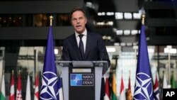 Mark Rutte, a NATO főtitkára a védelmi szövetség brüsszeli központjában tart tájékoztatót, miután magas szintű dél-koreai hírszerzési és katonai tisztviselőkkel, valamint diplomatákkal tárgyalt 2024. október 28-án