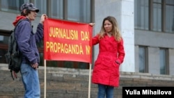 Moldova - Demostration (4) against press made tongue-tied by authority, Chisinau, 03May2009