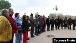 Ֆրանսիա - Փարիզի հայկական եւ թուրքական համայնքների ներկայացուցիչները համատեղ նշում են Հայոց ցեղասպանության 94-րդ տարելիցը, 19-ը ապրիլի, 2009