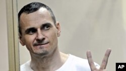 Орус абагында отурган украиналык режиссёр Олег Сенцов. 