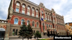 Національний банк України встановив опівдні довідкове значення курсу 27 гривень 63 копійки за долар