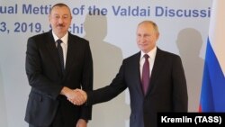 Президент Азербайджана Ильхам Алиев (слева) и президент России Владимир Путин 