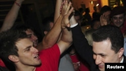 Lider VMRO-DPMNE-a i premijer Nikola Gruevski slavi pobedu sa pristalicama