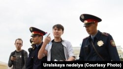 Аслан Сагутдинов, гражданский активист и видеоблогер, во время акции с пустым плакатом. Уральск, 6 мая 2019 года.
