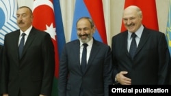 Ռուսաստան - Հայաստանի վարչապետի պաշտոնակատար Նիկոլ Փաշինյանը, Բելառուսի նախագահ Ալեքսանդր Լուկաշենկոն և Ադրբեջանի նախագահ Իլհամ Ալիևը ԱՊՀ ոչ-պաշտոնական գագաթնաժողովի ժամանակ, Սանկտ Պետերբուրգ, 6-ը դեկտեմբերի, 2018թ․