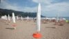 Budva, Muntenegru: plajă pe jumătate goală din cauza pandemiei de Covid-19